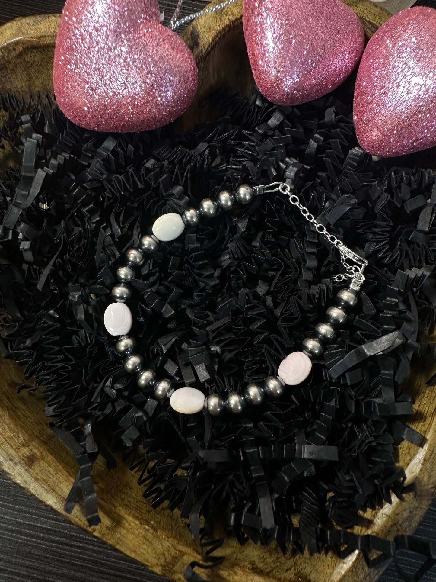 6mm Navajo Pearls with Pink Conch Bracelet